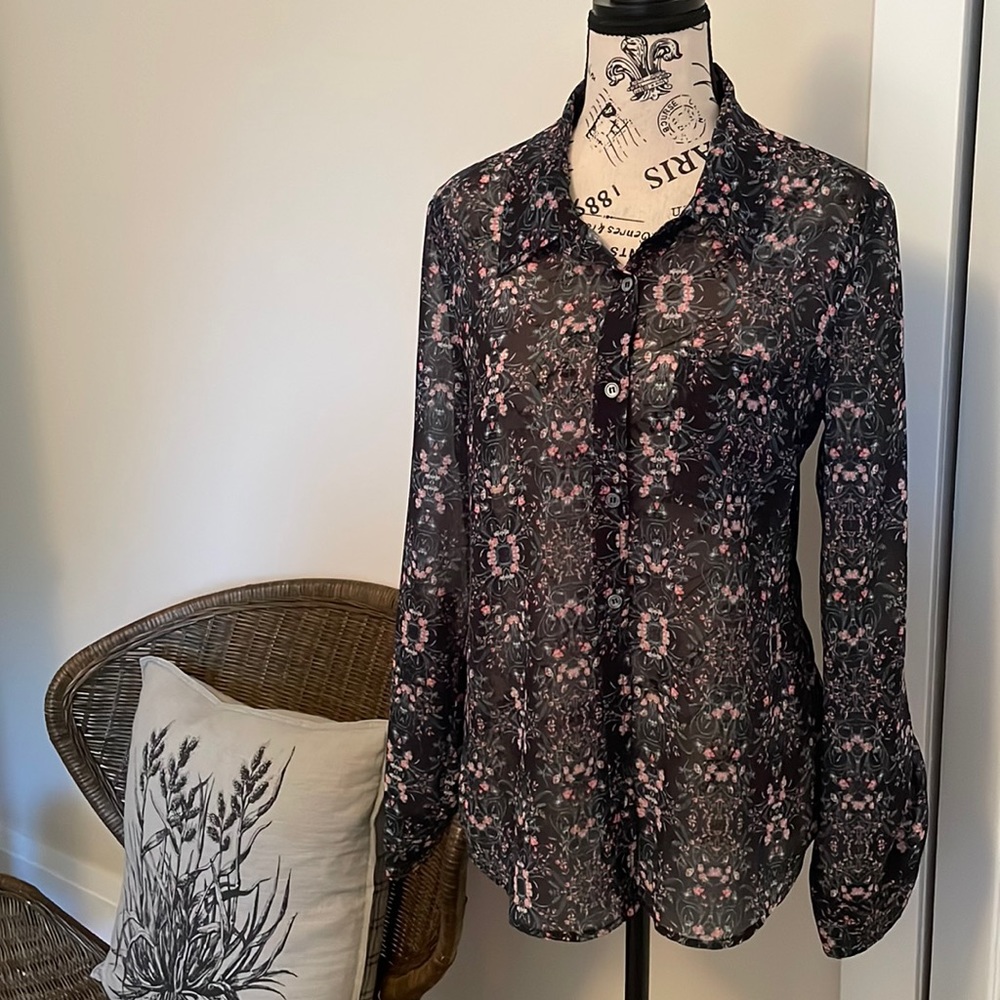 💕4/$25💕 Sheer buttoned blouse